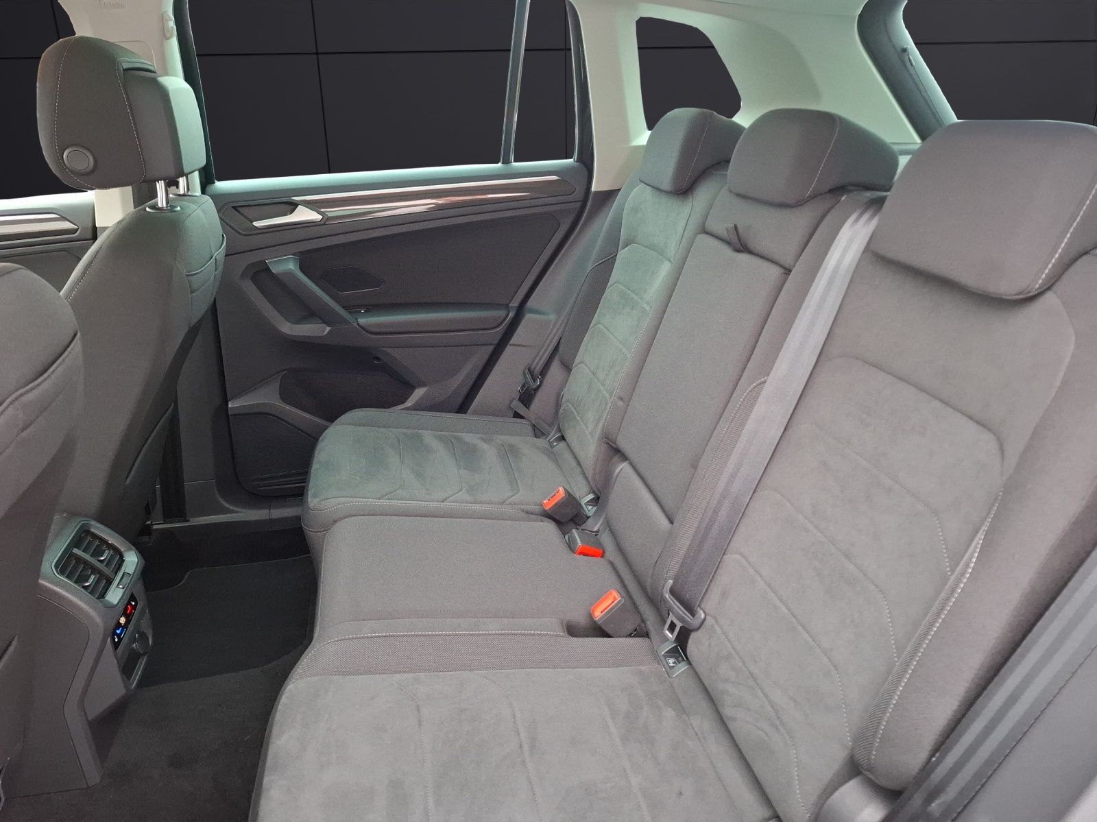 Fahrzeugabbildung Volkswagen Tiguan TDI Elegance DSG Matrix Navi AID Pano ACC