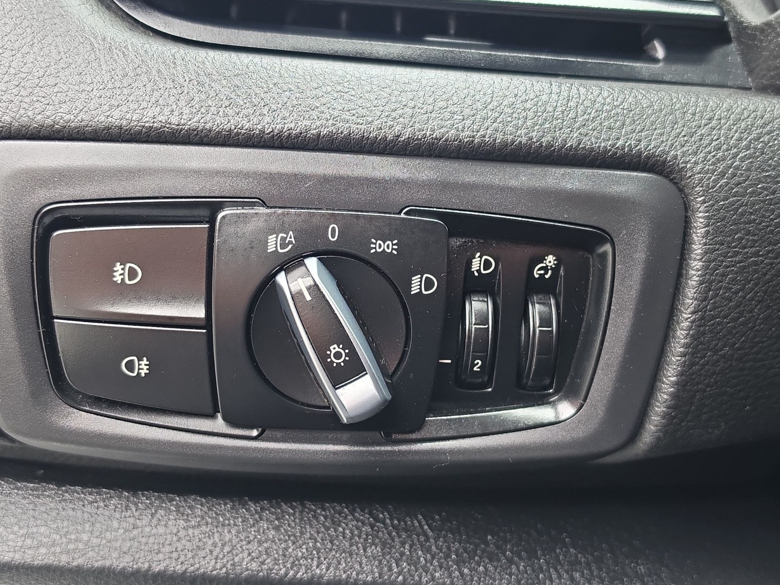 Fahrzeugabbildung BMW 218 2 Active Tourer 218 i TÜV SERVICE NEU