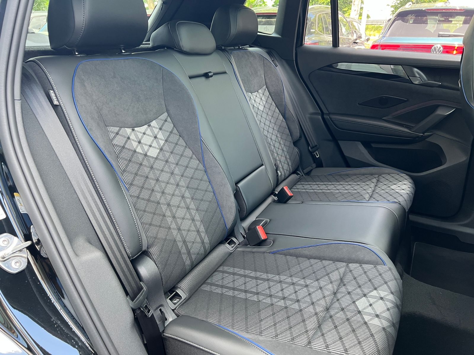 Fahrzeugabbildung Volkswagen Tiguan R-Line 2.0 TDI DSG 4MOTION *AHK, Navi, Pa