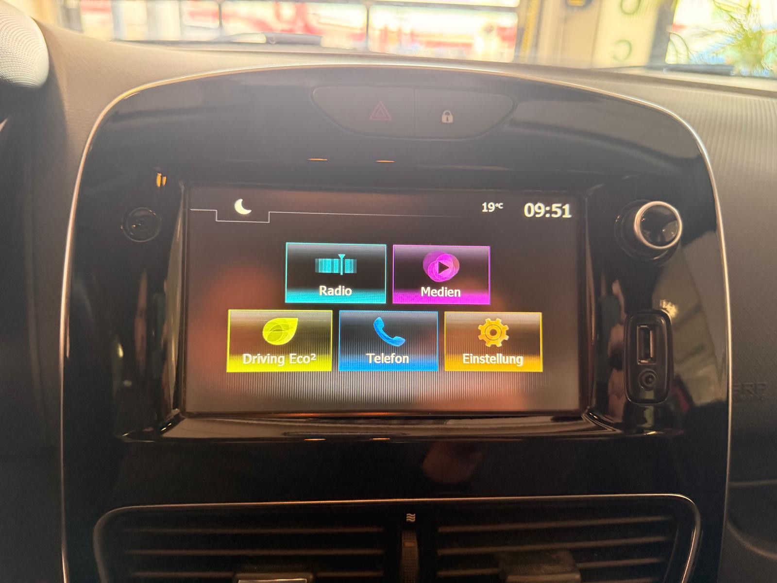 Fahrzeugabbildung Renault Clio IV Limited / KLIMA/ KEYLESS/TÜV SERVICE NEU
