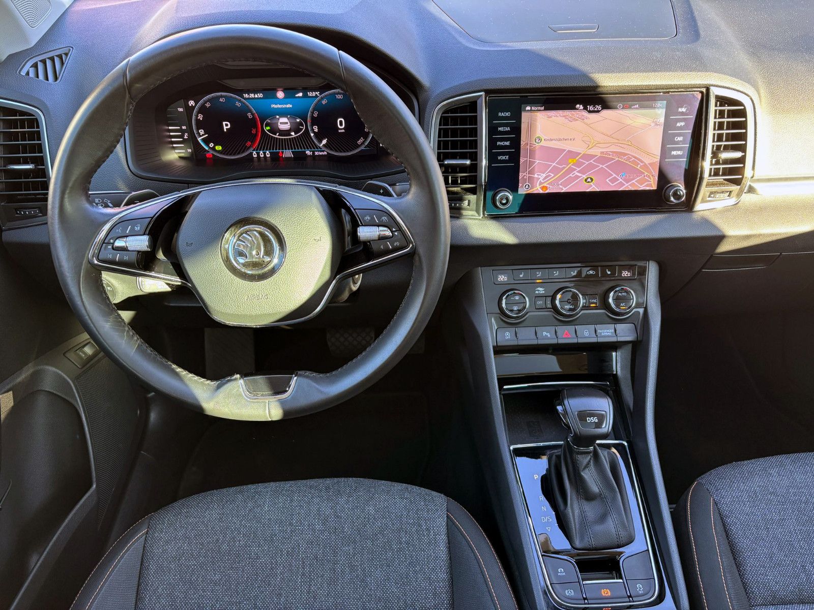 Fahrzeugabbildung SKODA Karoq 1.5TSI DSG Clever ACC KAM PANO CarPlay BT