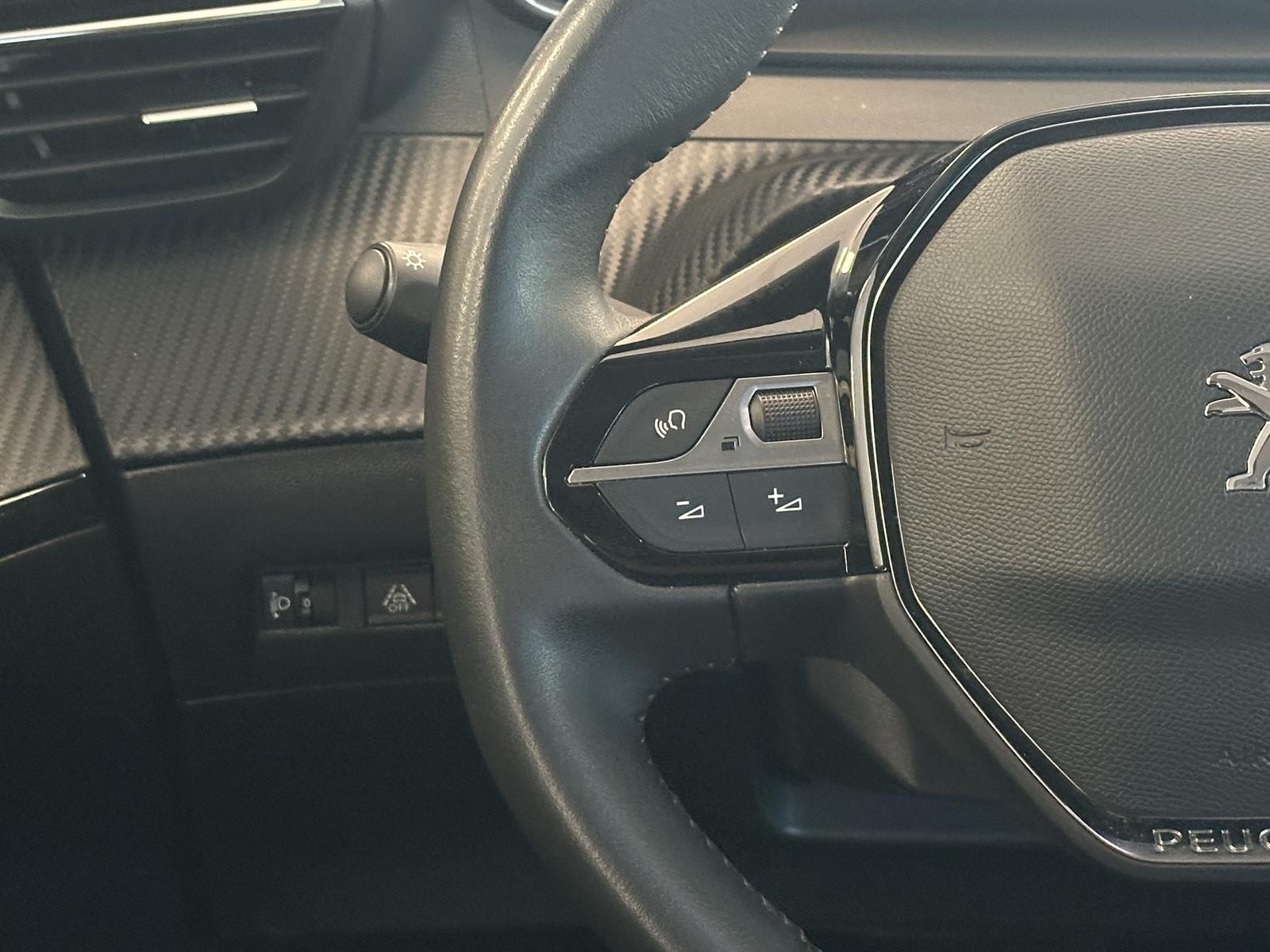 Peugeot 2008 Allure*LED*Tempo*1.Hand*Leder*CarPlay*PDC