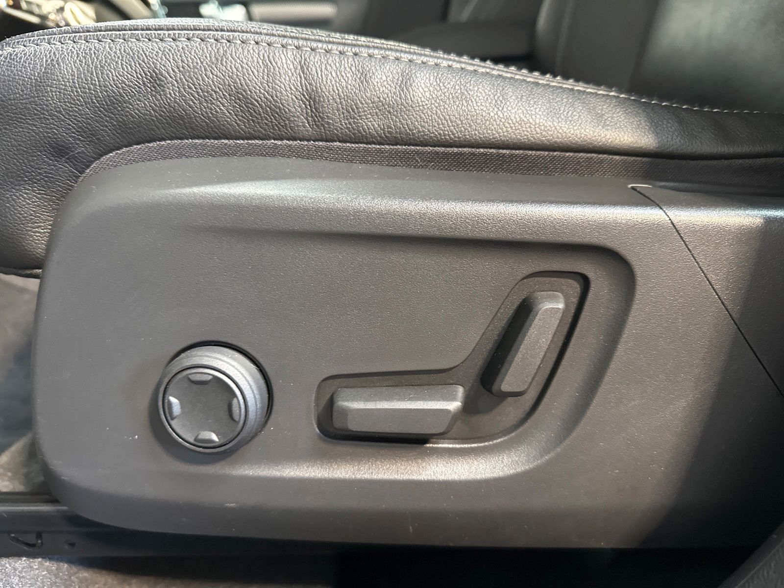 Fahrzeugabbildung Volvo XC40 T5 Recharge DKG R Design NAV+LED+PANO+AHK