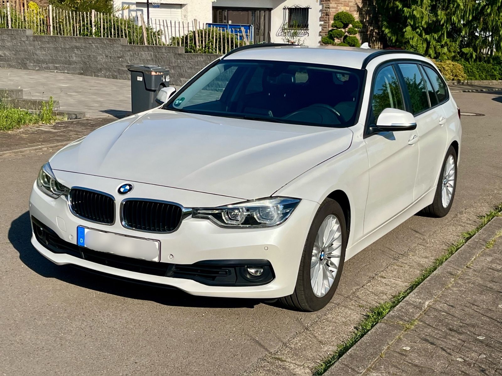 BMW 320i Touring Advantage Automatic