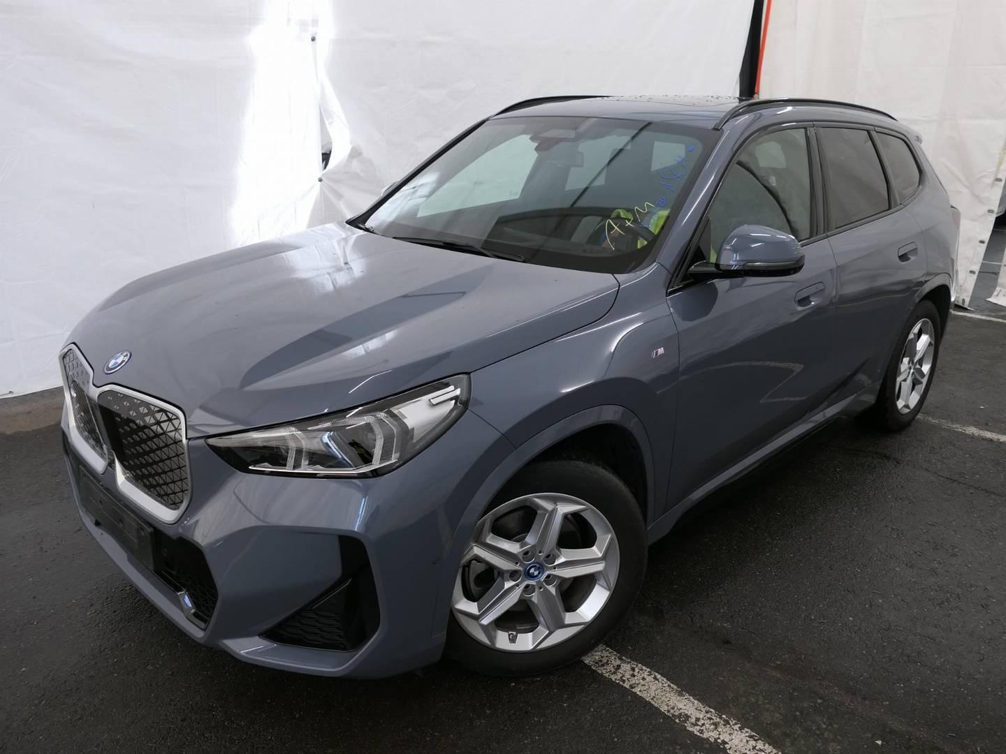 BMW iX1 30 xDrive M Sport Pano_AHK_Komplettausstatt.