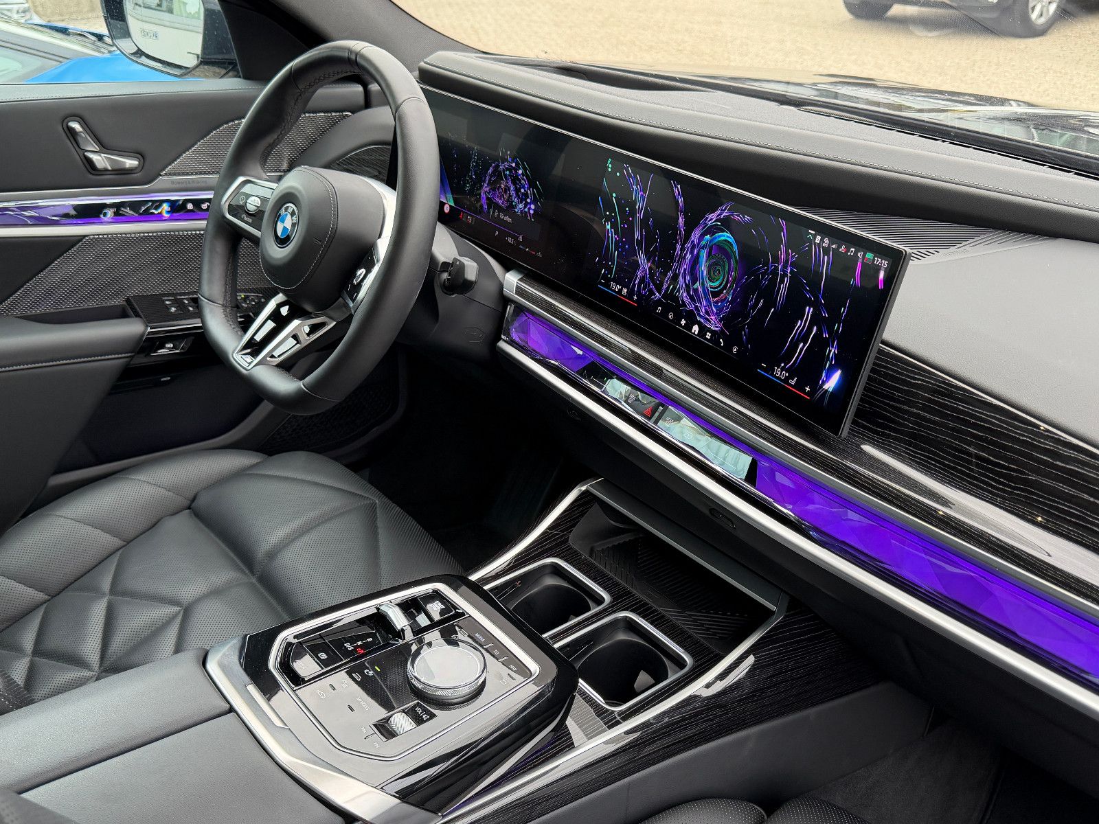 Fahrzeugabbildung BMW 740 d xDrive M Sport/CINEMA-TV/SKY LOUNGE/ICONIC
