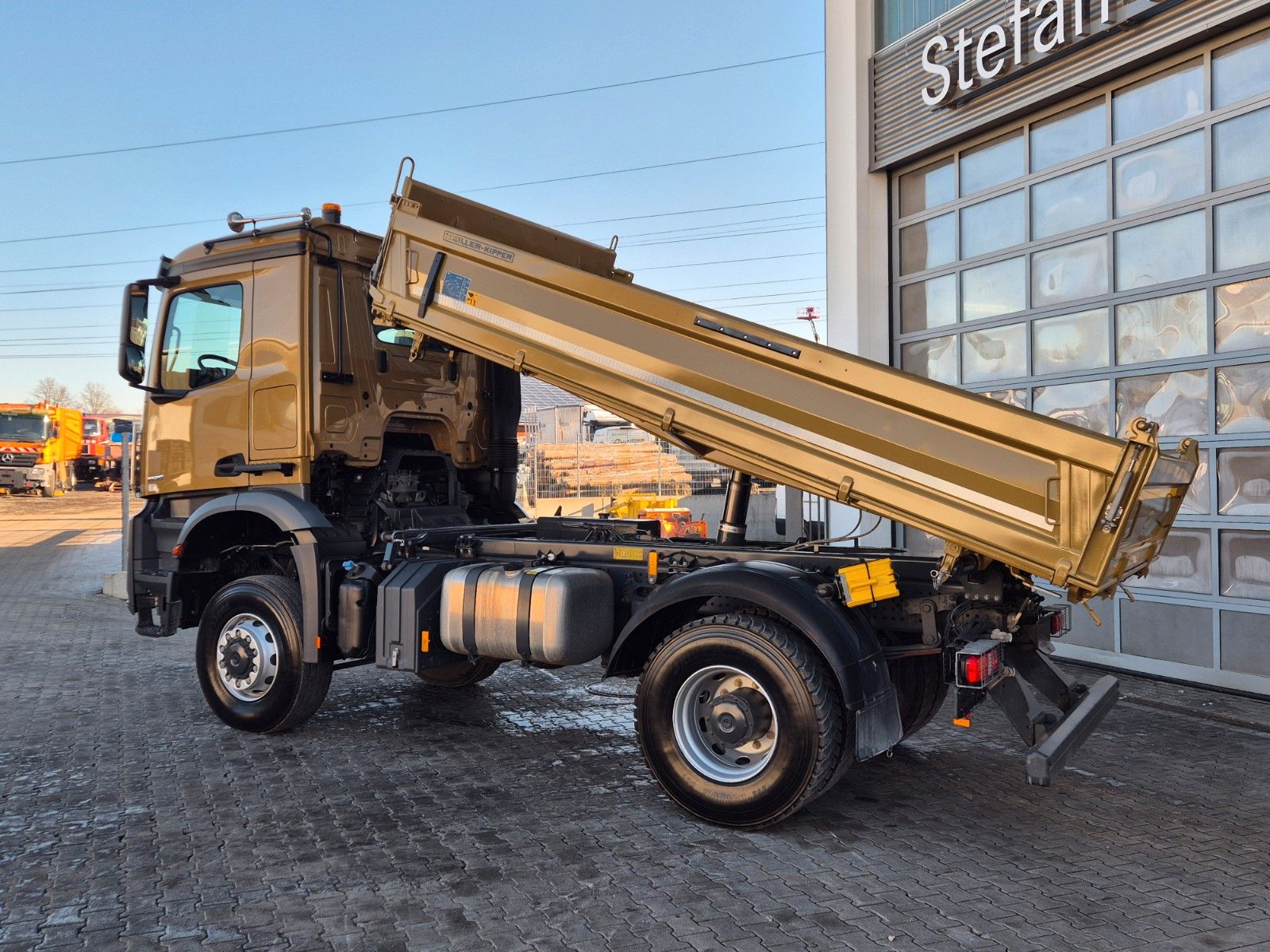 Fahrzeugabbildung Mercedes-Benz Arocs 1836 AK 4x4 Meiller AHK