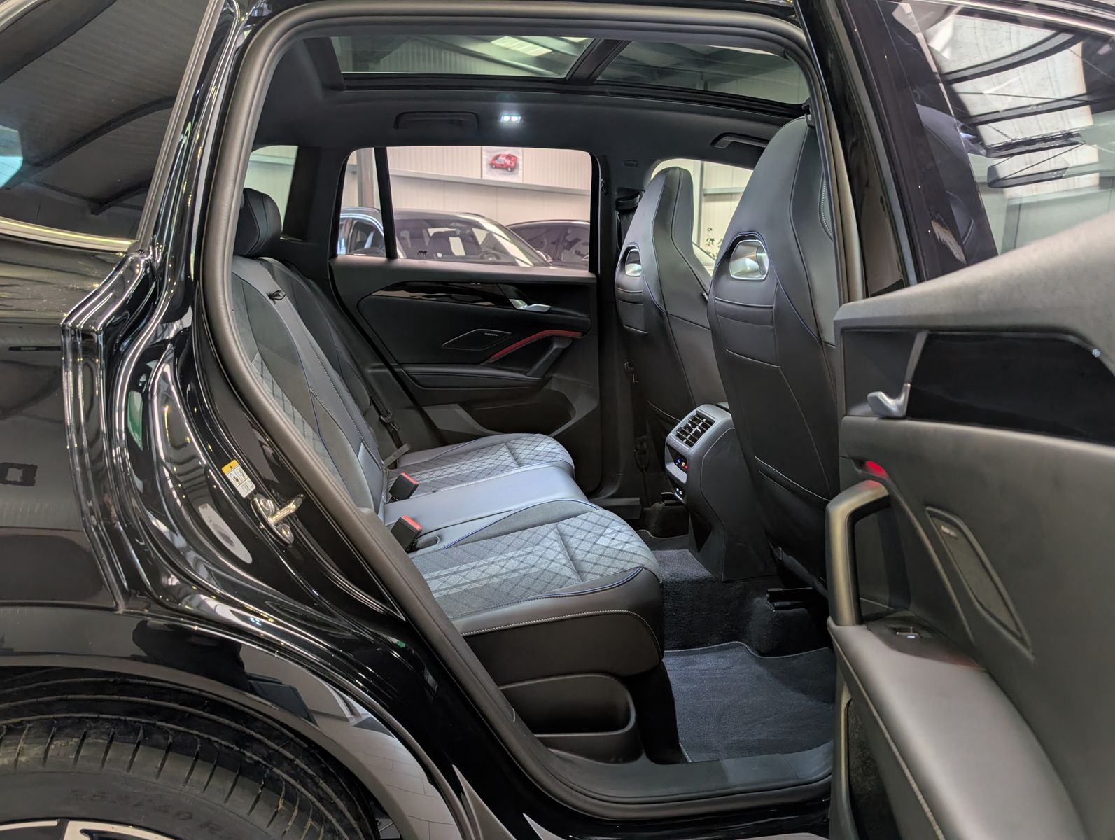 Fahrzeugabbildung Volkswagen Tiguan 2.0TDI R-Line 4M Pano H/K AHK Matrix 20"