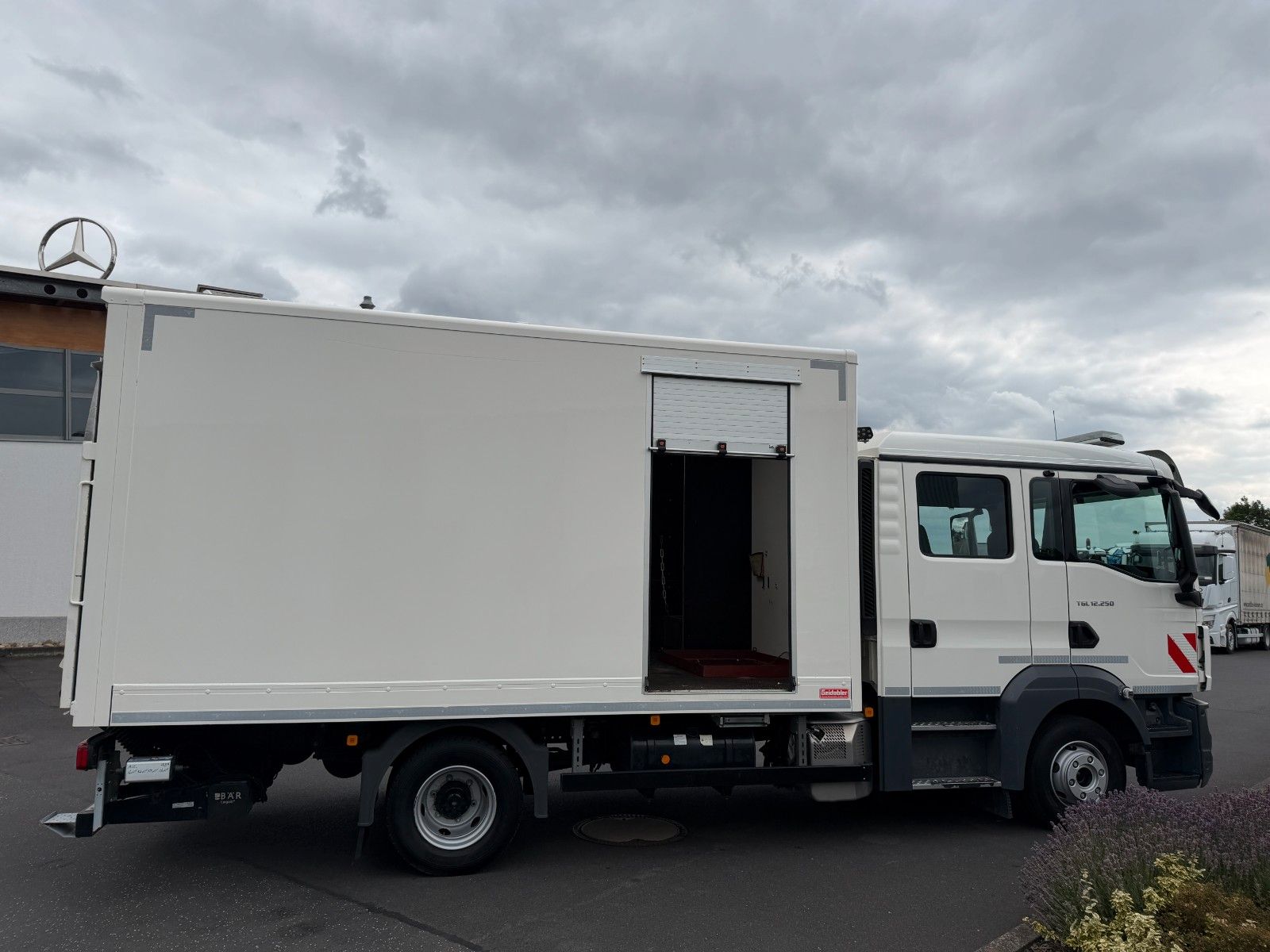 Fahrzeugabbildung MAN TGL 12.250 4x2 BB DoKa LBW 6 Sitze 2 AHK 2 Rollo