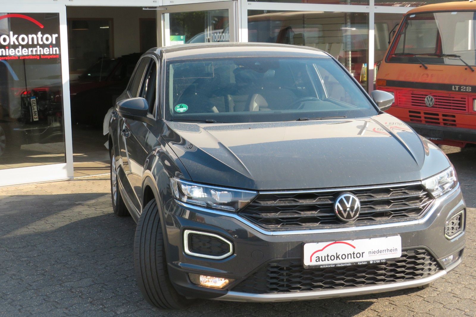 Fahrzeugabbildung Volkswagen T-Roc Sport ACC LED PDC NAVI DAB 1.HAND