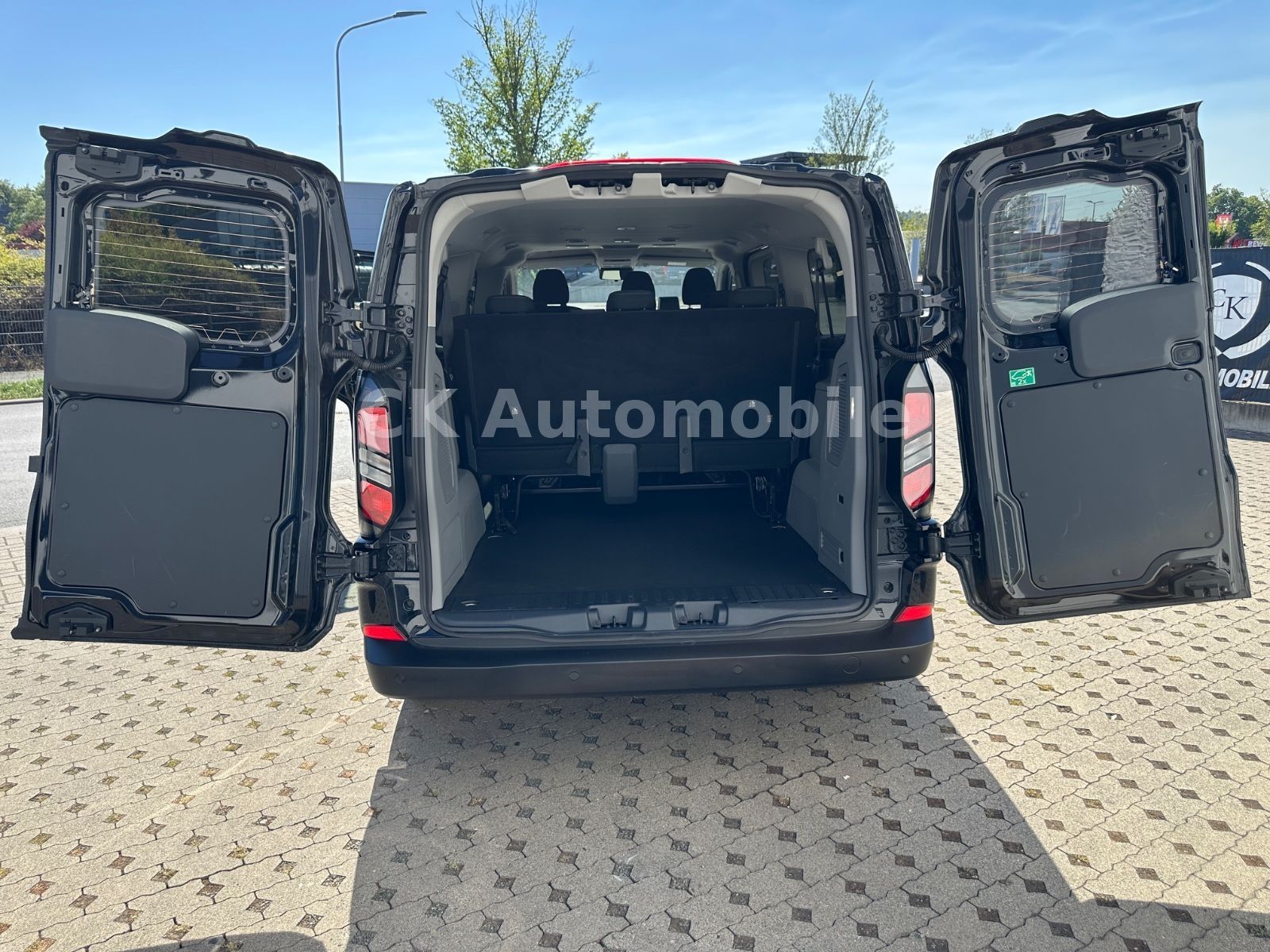 Fahrzeugabbildung Ford Transit Custom Kombi 320 L2 AWD Trend/9 Sitze