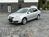Volkswagen Jetta 1.6 V Trendline - Volkswagen Jetta mit Benzin-Antrieb: Limousine, 1.6