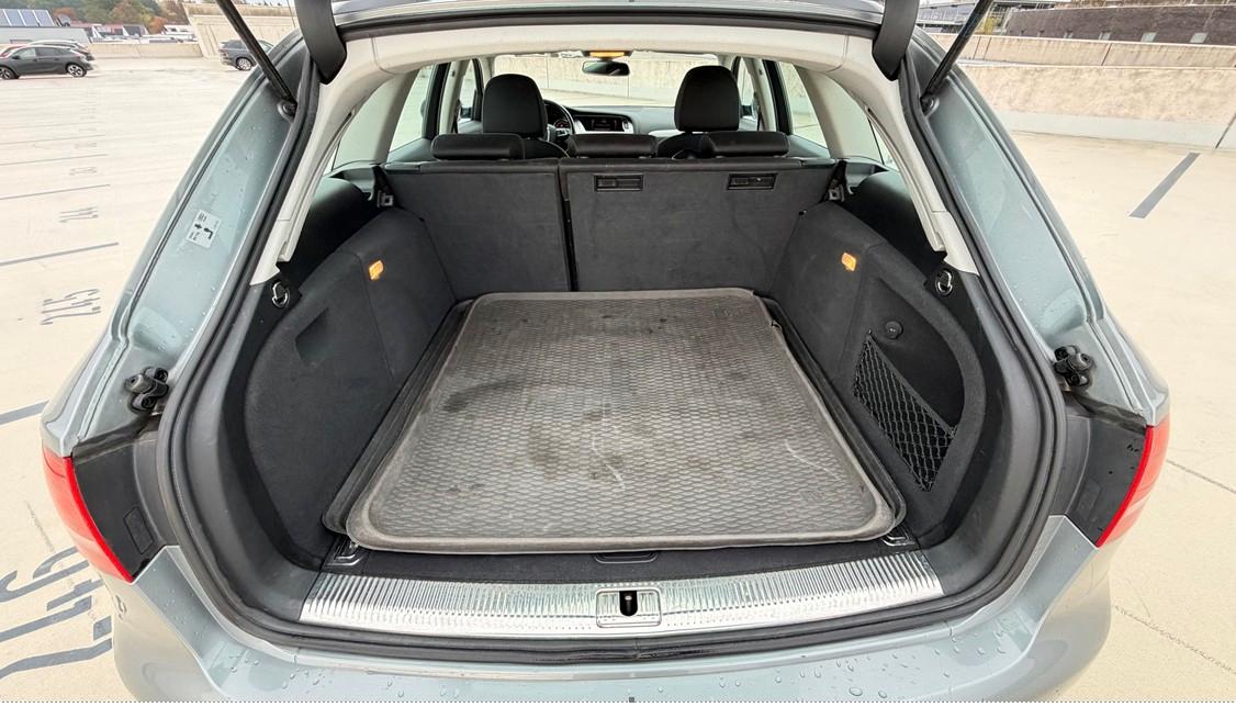 Audi A4 2011 — салон
