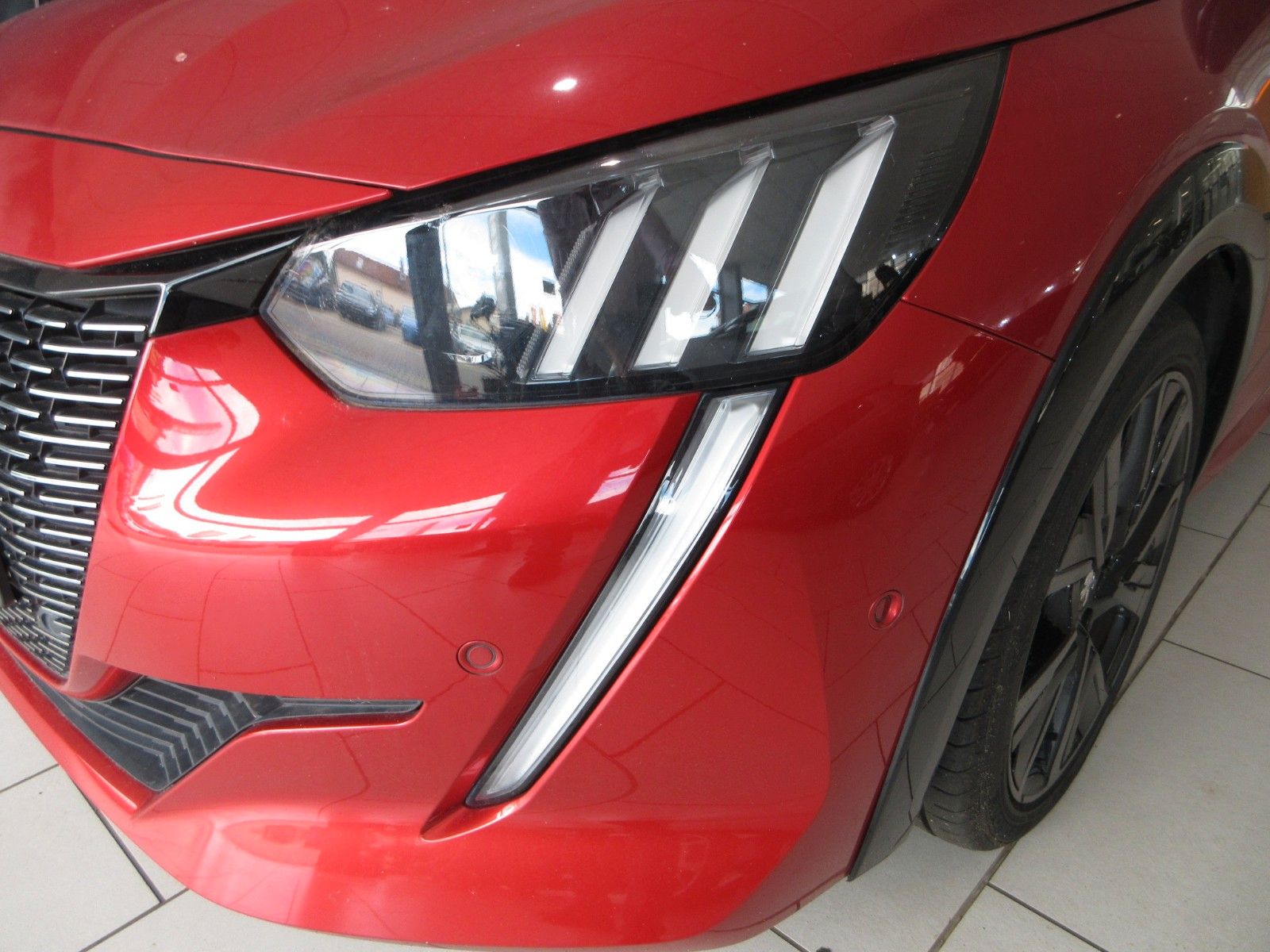 Fahrzeugabbildung Peugeot 208 GT Pack LED/NAVI/SHZ/PANO/HEADUP/PDC/17"