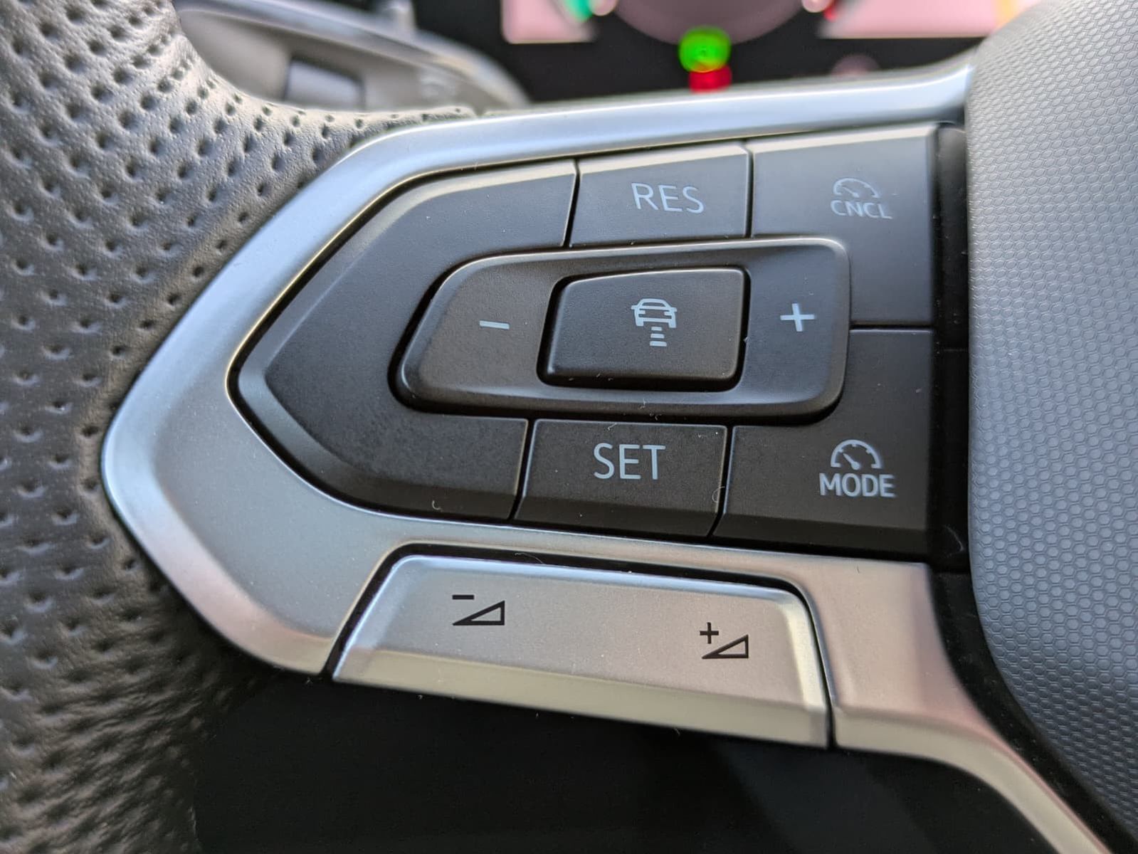 Fahrzeugabbildung Volkswagen Tiguan 2.0 TDI R-Line 4M Pano*Black*Matrix*AHK