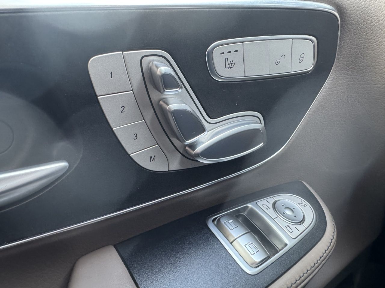 Fahrzeugabbildung Mercedes-Benz V 300d Avantgarde Ed. 4x4 Distronic*AHK*Standhzg