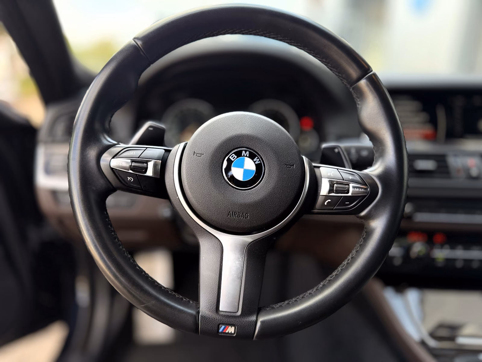 BMW 550i LCI M Sport | 449 ch | BVA | Affichage tête haute | Soft Close | Caméras 360 | Harman Kardon