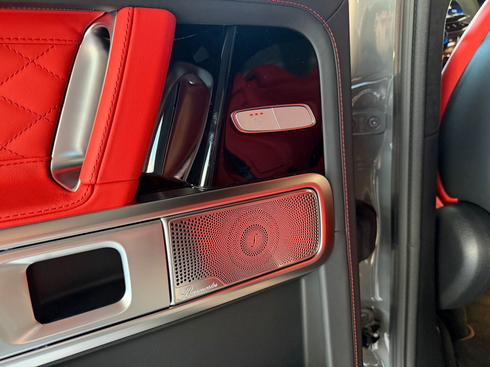 Fahrzeugabbildung Mercedes-Benz G 63 AMG/ A22/ FOND-TV/CARBON/RED/SUPERIOR/UNI