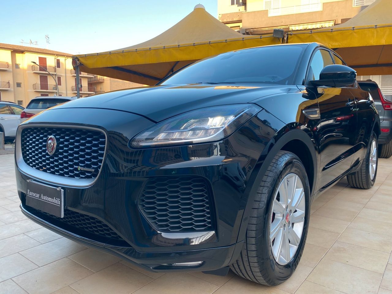 Jaguar E-Pace 2.0D 180 CV AWD R-Dynamic imagem 2