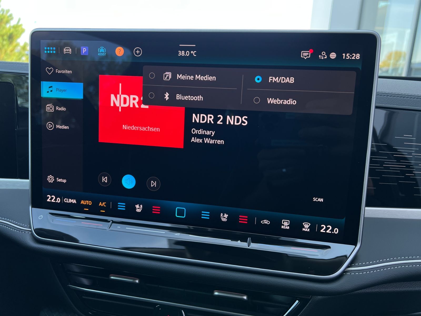 Fahrzeugabbildung Volkswagen Passat Variant Elegance 1.5 eTSI DSG *AHK,IQ-Lig