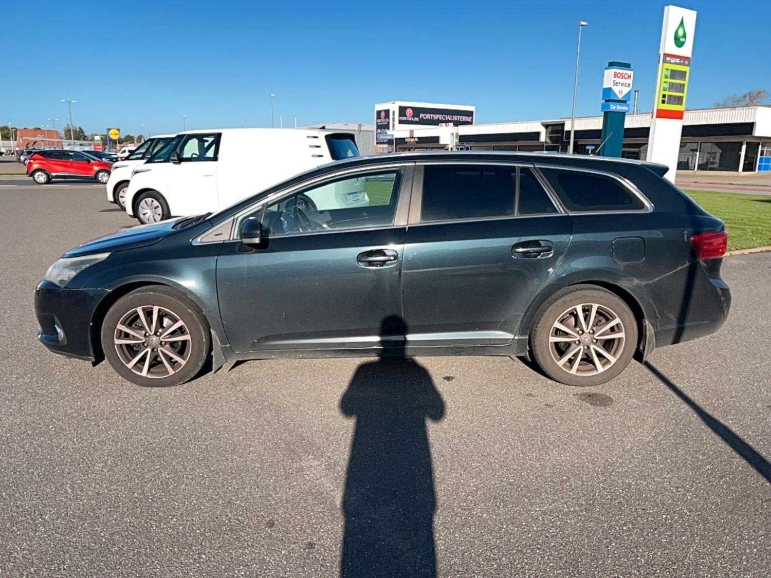 Toyota Avensis 2012 — rear view