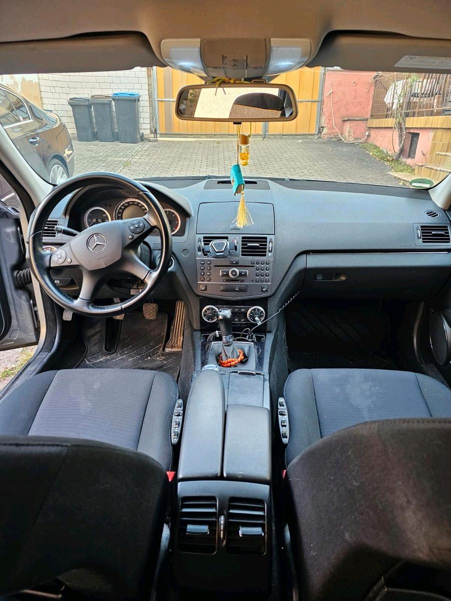 Mercedes-Benz C200 2010 — photo 12