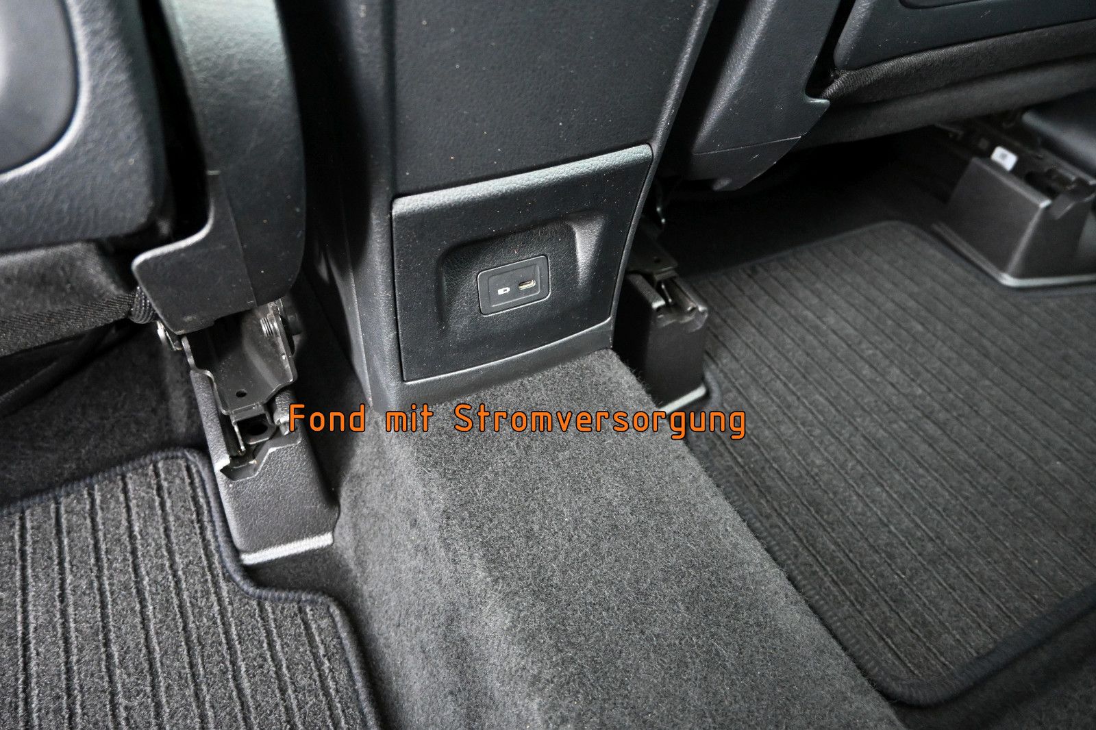 Fahrzeugabbildung Mercedes-Benz GLB 200 d 4MAT. °ACC°AHK°STANDHEIZ°7-SITZE°MEMO°