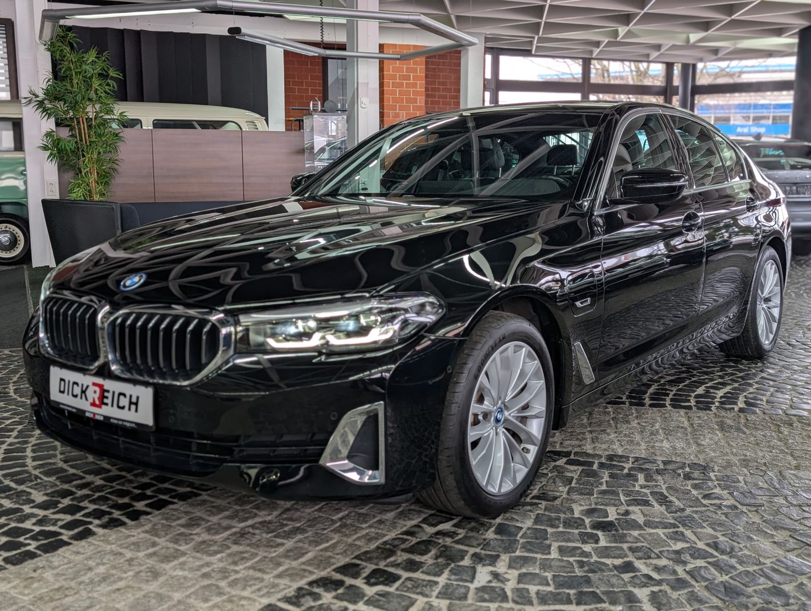 Fahrzeugabbildung BMW 530 e Luxury Line SPORT PANO LED KAM LEDER AHK