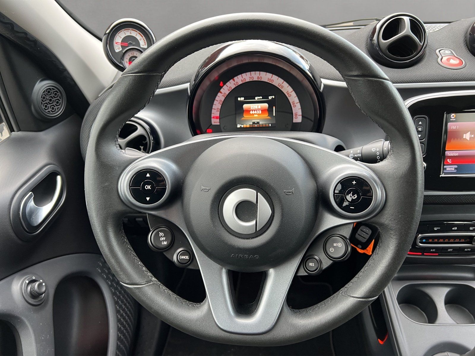 Fahrzeugabbildung Smart ForFour Passion PDC/TEMPOMAT/KLIMA/SHZ/NAVI/