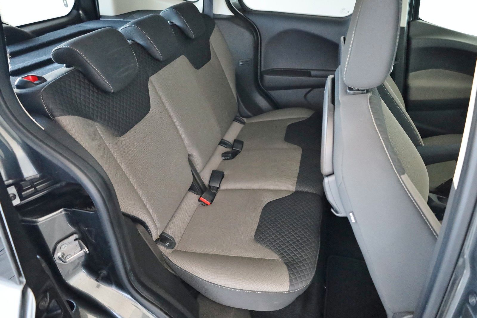 Fahrzeugabbildung Ford Tourneo Courier Titanium SH,GRA,Apple CarPlay