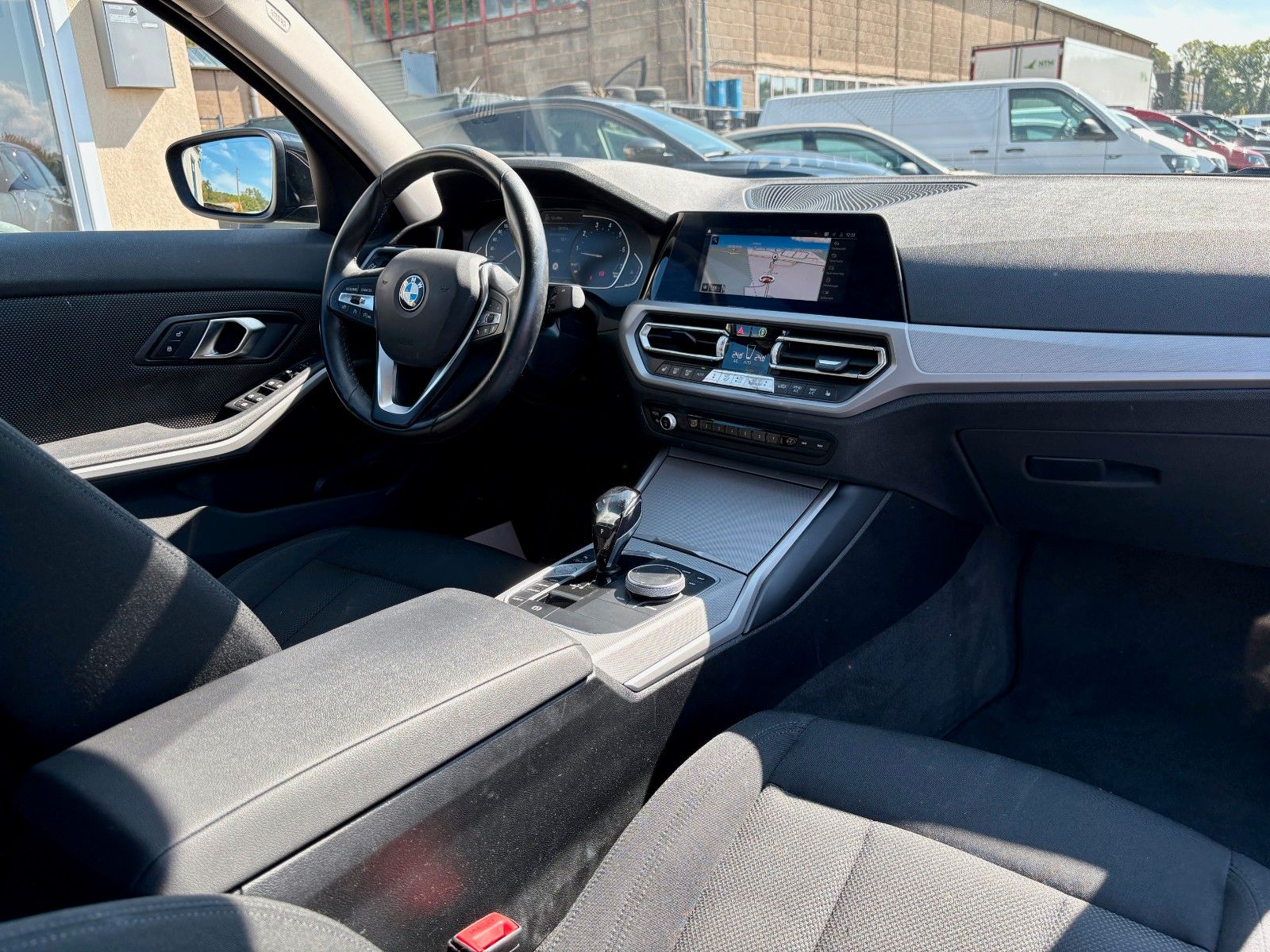 Fahrzeugabbildung BMW 320i Limo Aut. Navi 18"LMR LED 1.HAND SPORTLENK