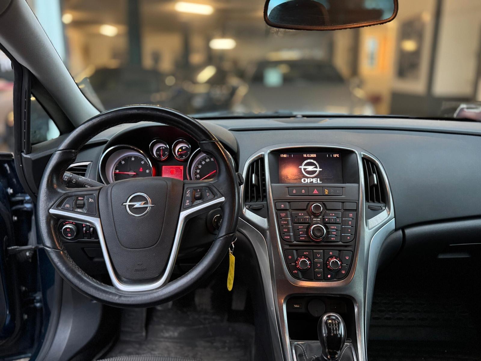 Opel Astra 2011 — photo 11
