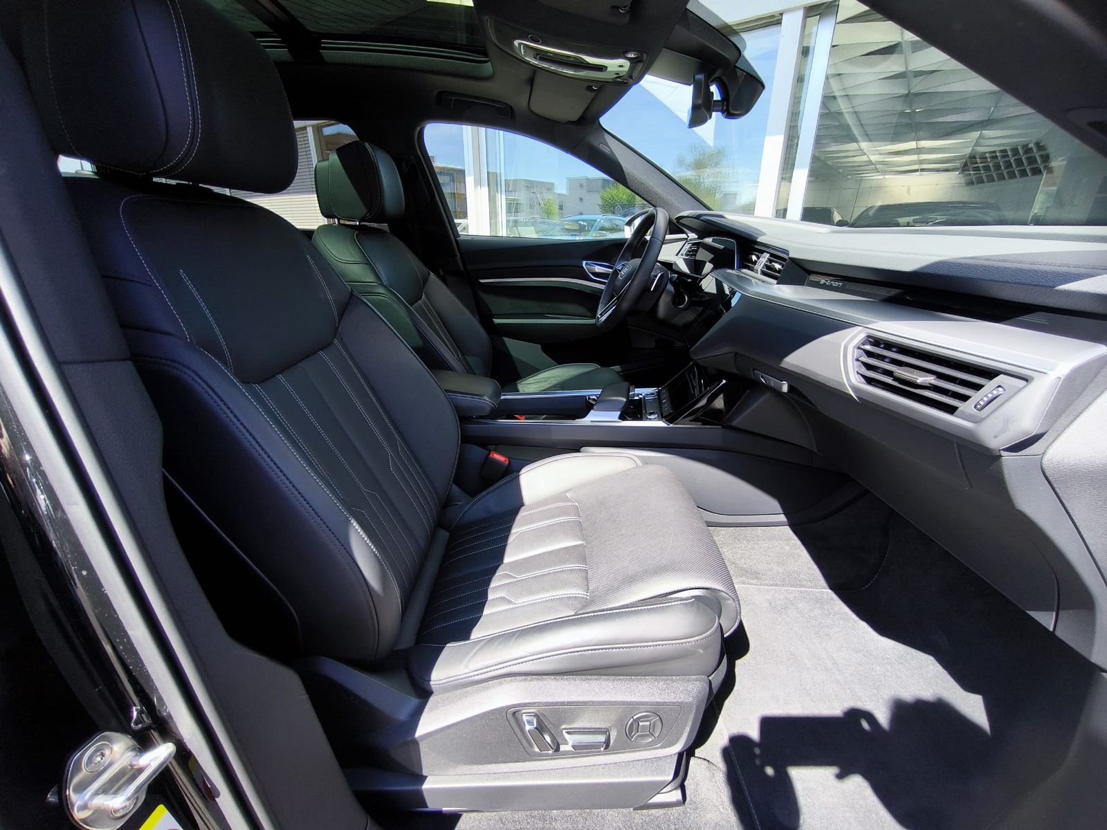 Fahrzeugabbildung Audi e-tron S LINE BLACK EDITION PANO+MEMO+SHZ+360+