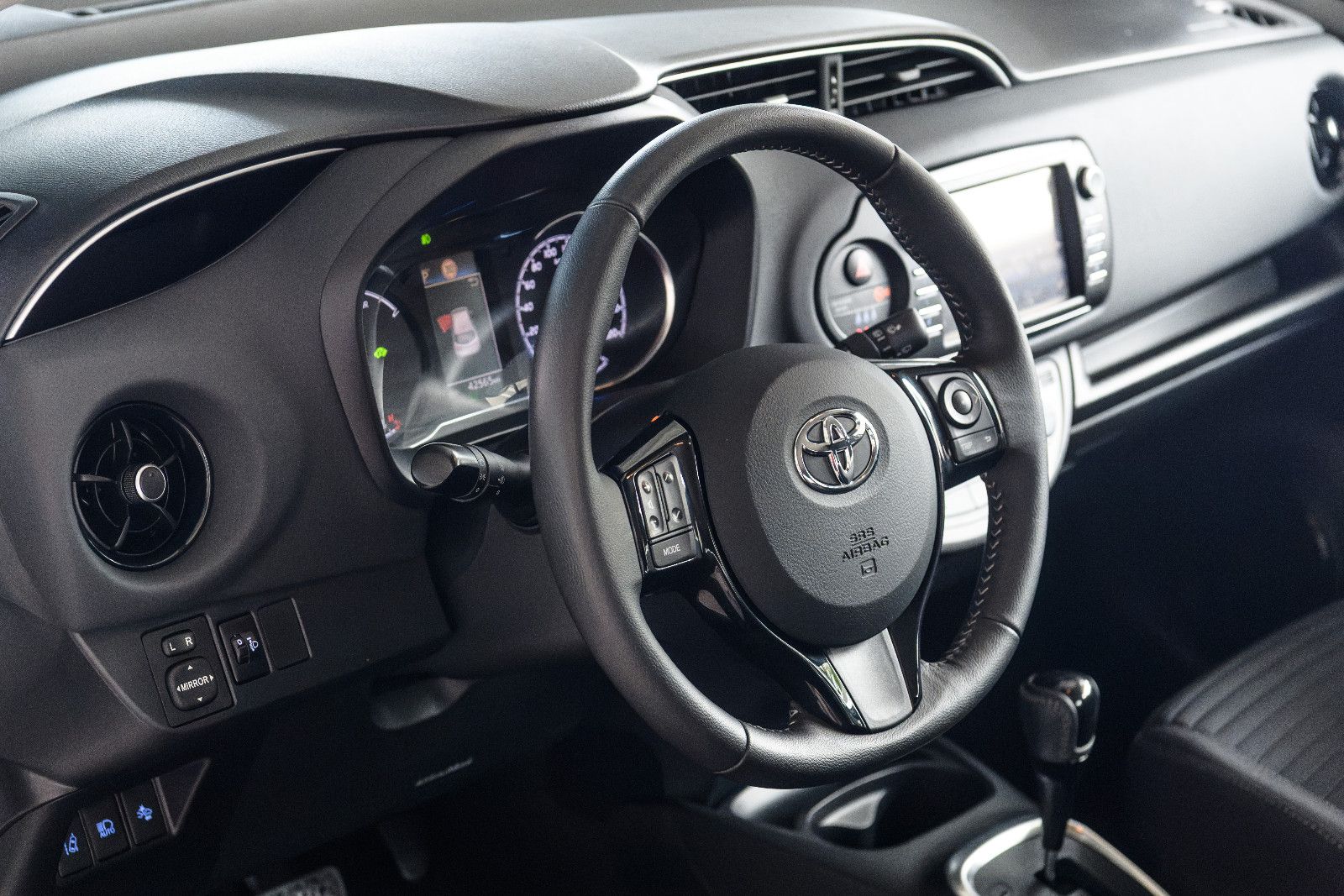 Fahrzeugabbildung Toyota Yaris Hybrid Team D+NAVI+SHZ+RFK+GJR+ALU+BICOLOR