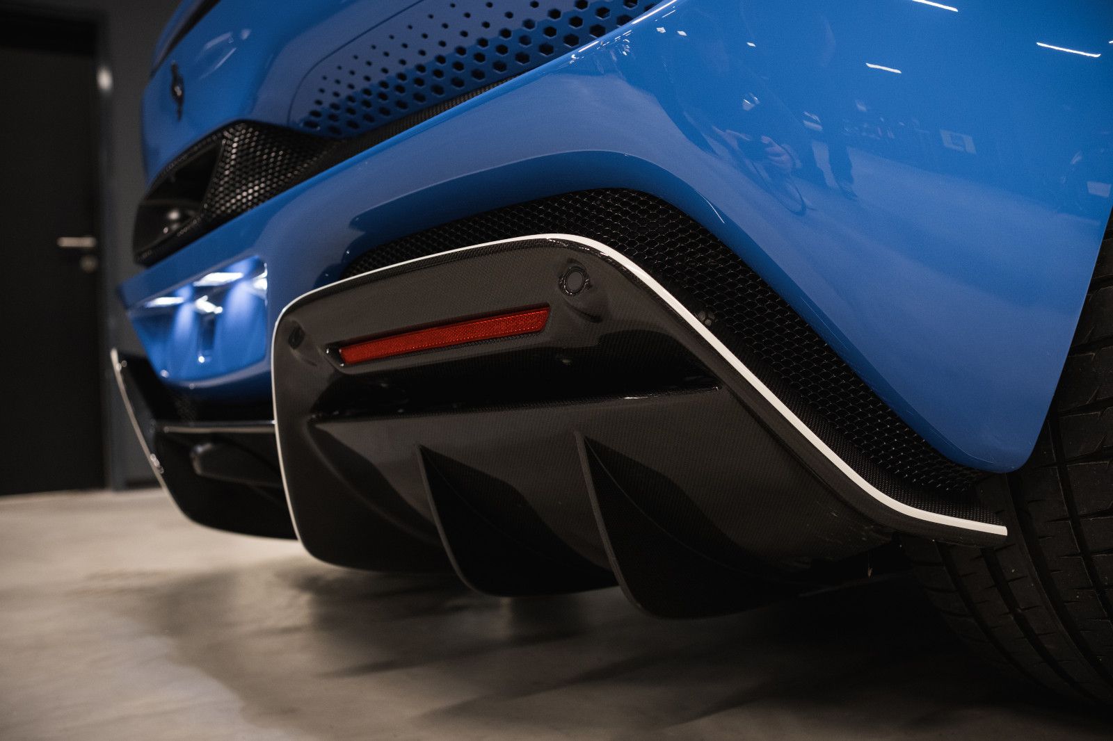 Fahrzeugabbildung Ferrari 296 GTS Sonderfarbe-Lift-Carbonsitz-Hifi-System