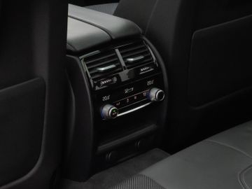 Fahrzeugabbildung BMW 520d SportLine Kamera Panorama HUD H/K AHK LED