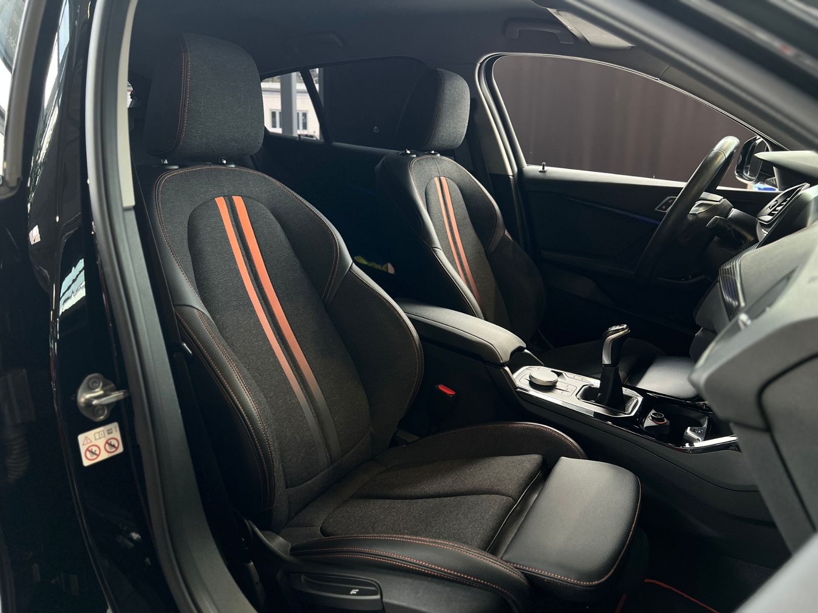 Fahrzeugabbildung BMW 118i Sport Line KLIMA LED NAVI SHZ
