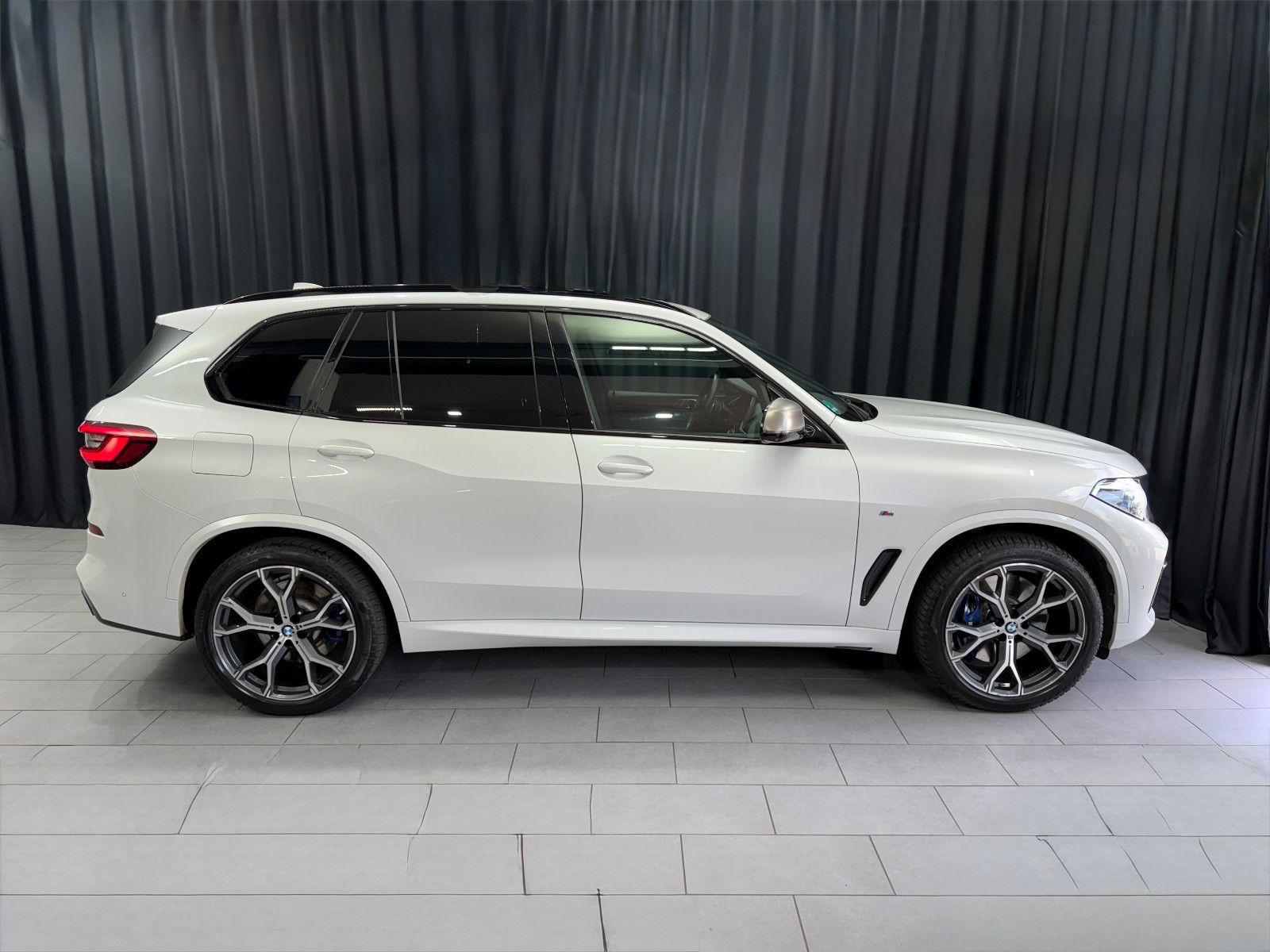 Fahrzeugabbildung BMW X5 M50d|LASER|H&K|360°|PANO|GESTIK|AHK|HuD