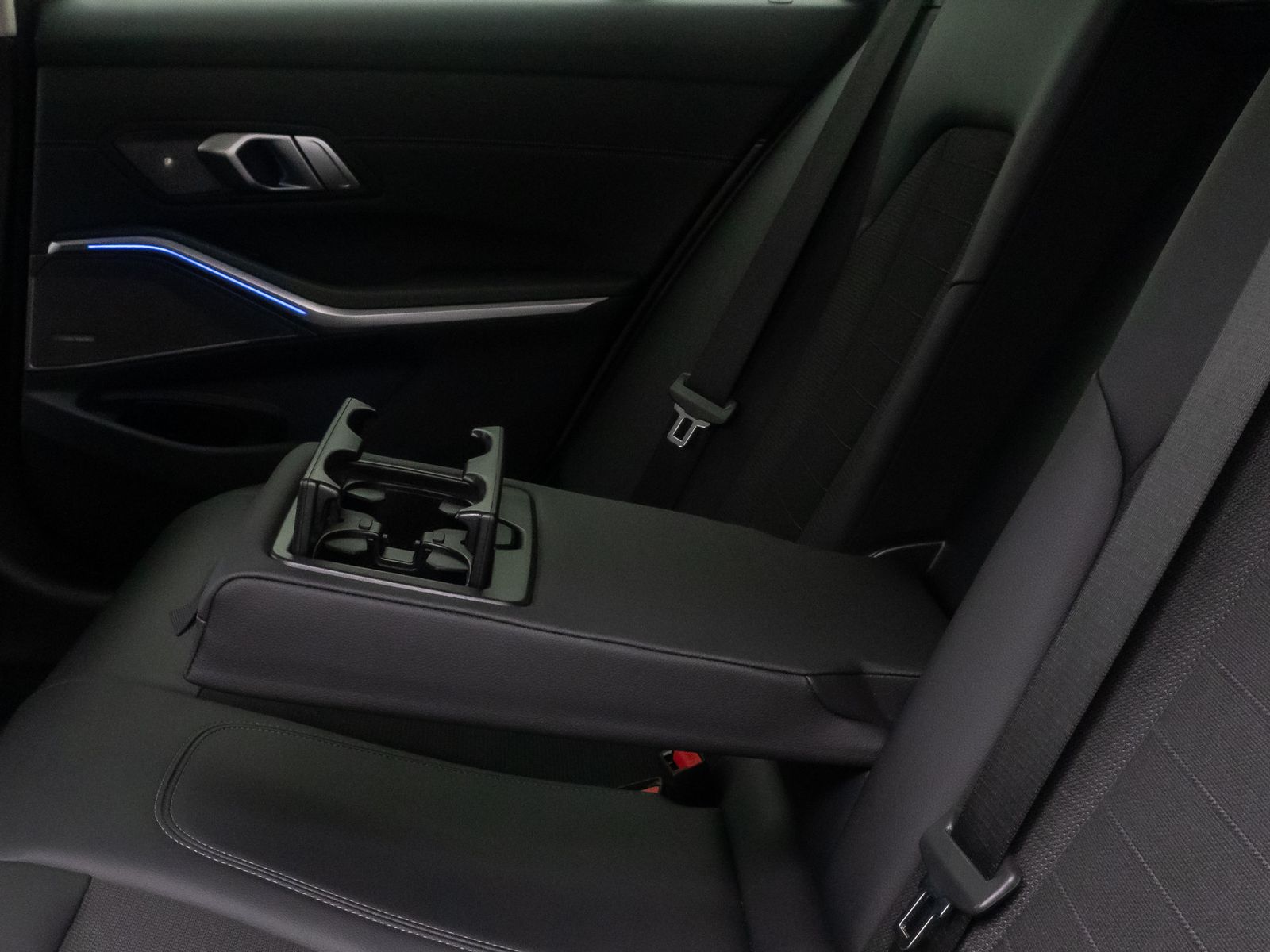 Fahrzeugabbildung BMW 320d xD Sport Line H/K DAB AHK Kamera 18Zoll