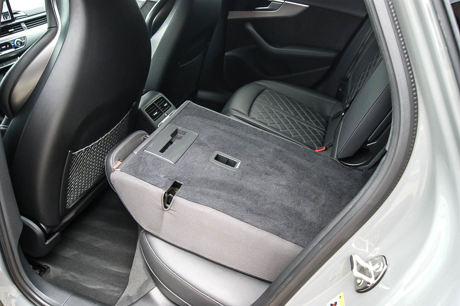 Fahrzeugabbildung Audi A4 Avant 45TFSI quattro edition one LEDER MATRIX