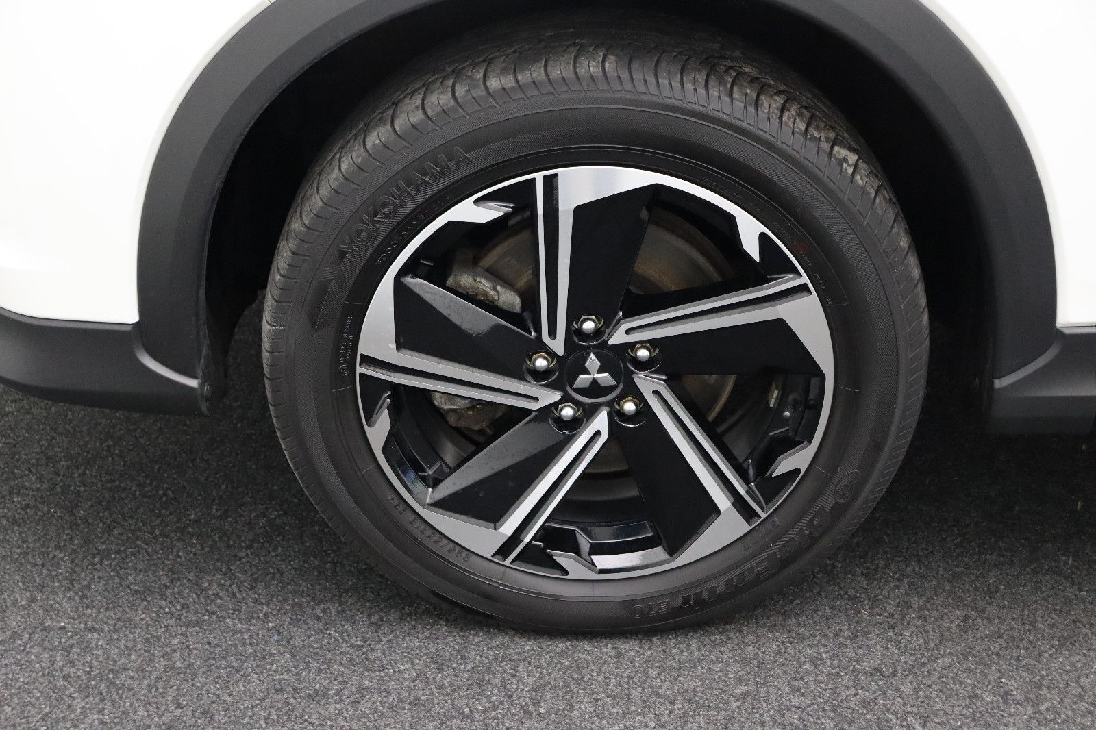 Fahrzeugabbildung Mitsubishi Eclipse Cross 2.4 Basis Hybrid 4WD