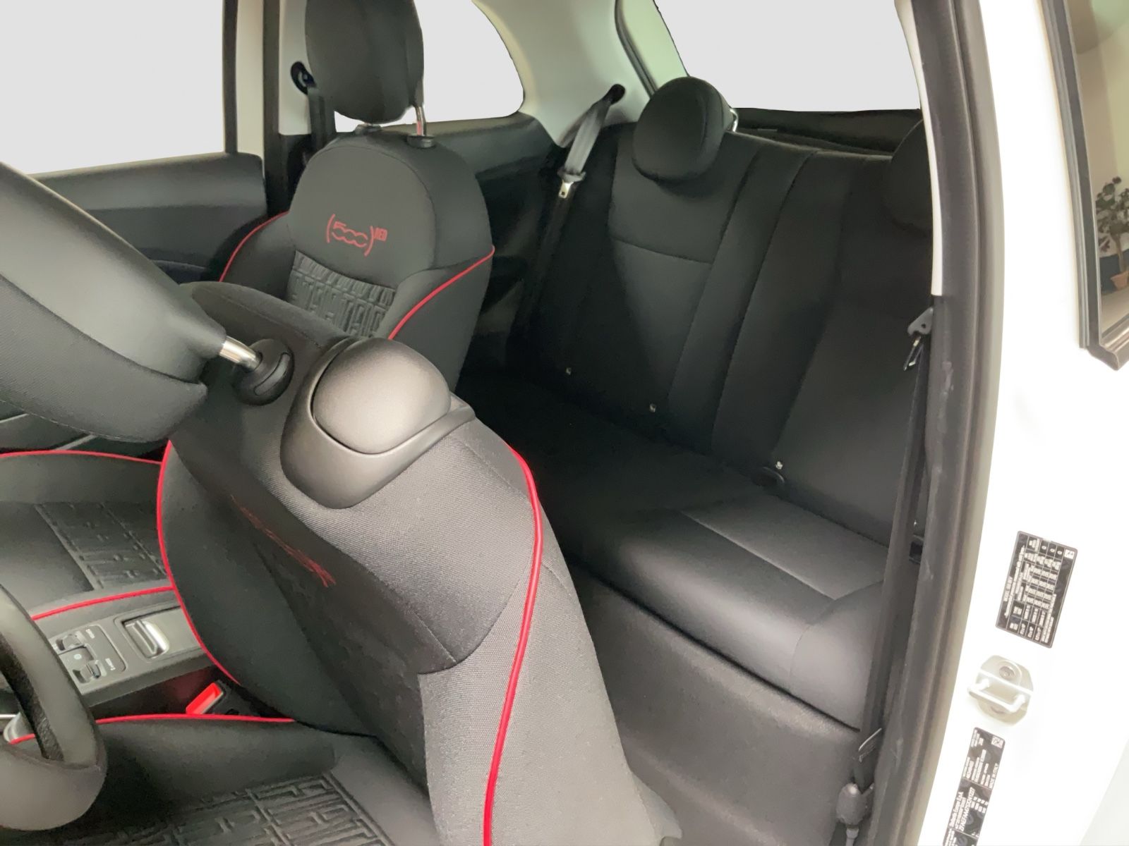 Fahrzeugabbildung Fiat 500e + Komfort Paket, Style Paket