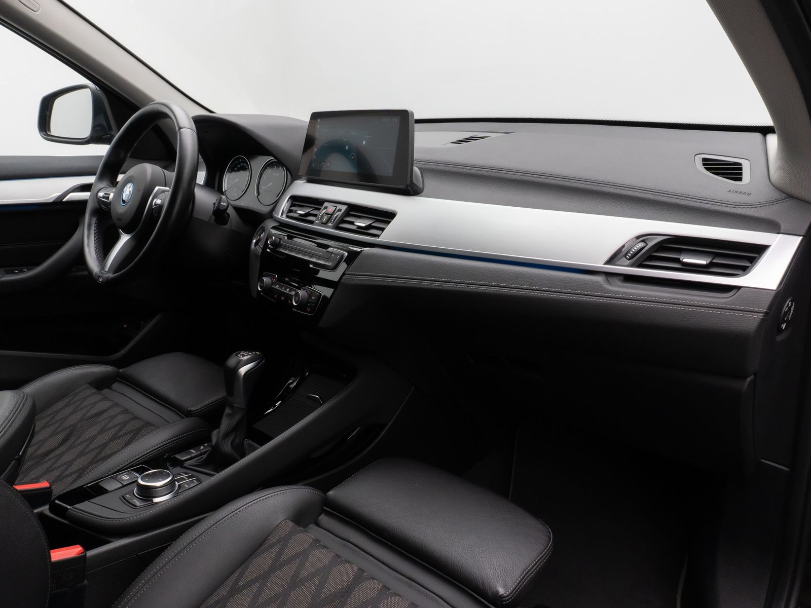 Fahrzeugabbildung BMW X1 xD25e xLine HUD DAB Parkassist Komfort Alarm