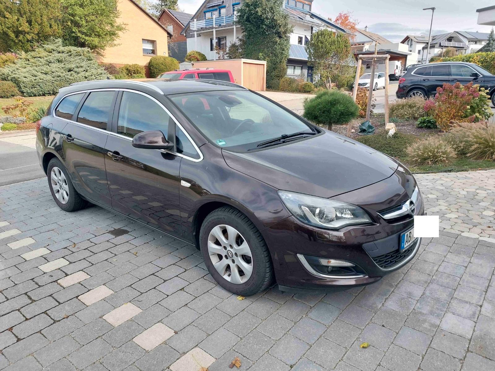 Opel Astra 2015 — вигляд ззаду