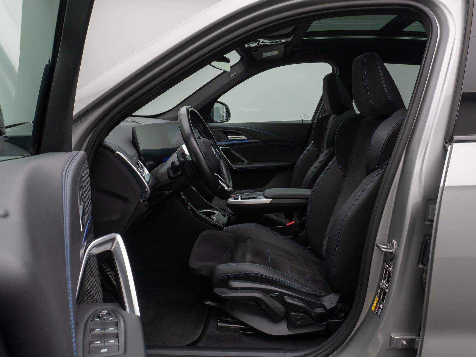 Fahrzeugabbildung BMW iX1 xD30 M Sport DAB Panorama Kamera Komfort 19"