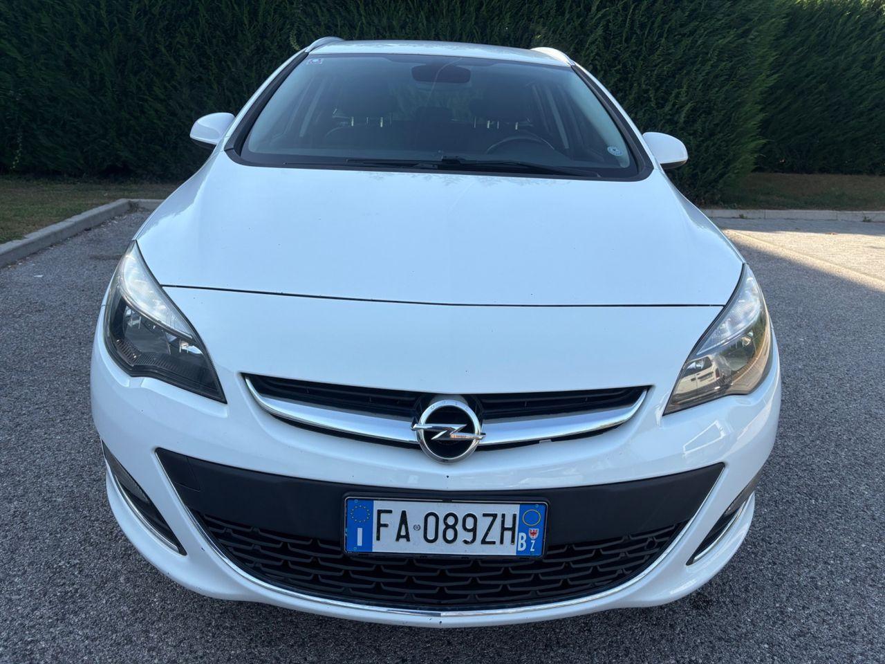 Opel Astra 2015 — interior