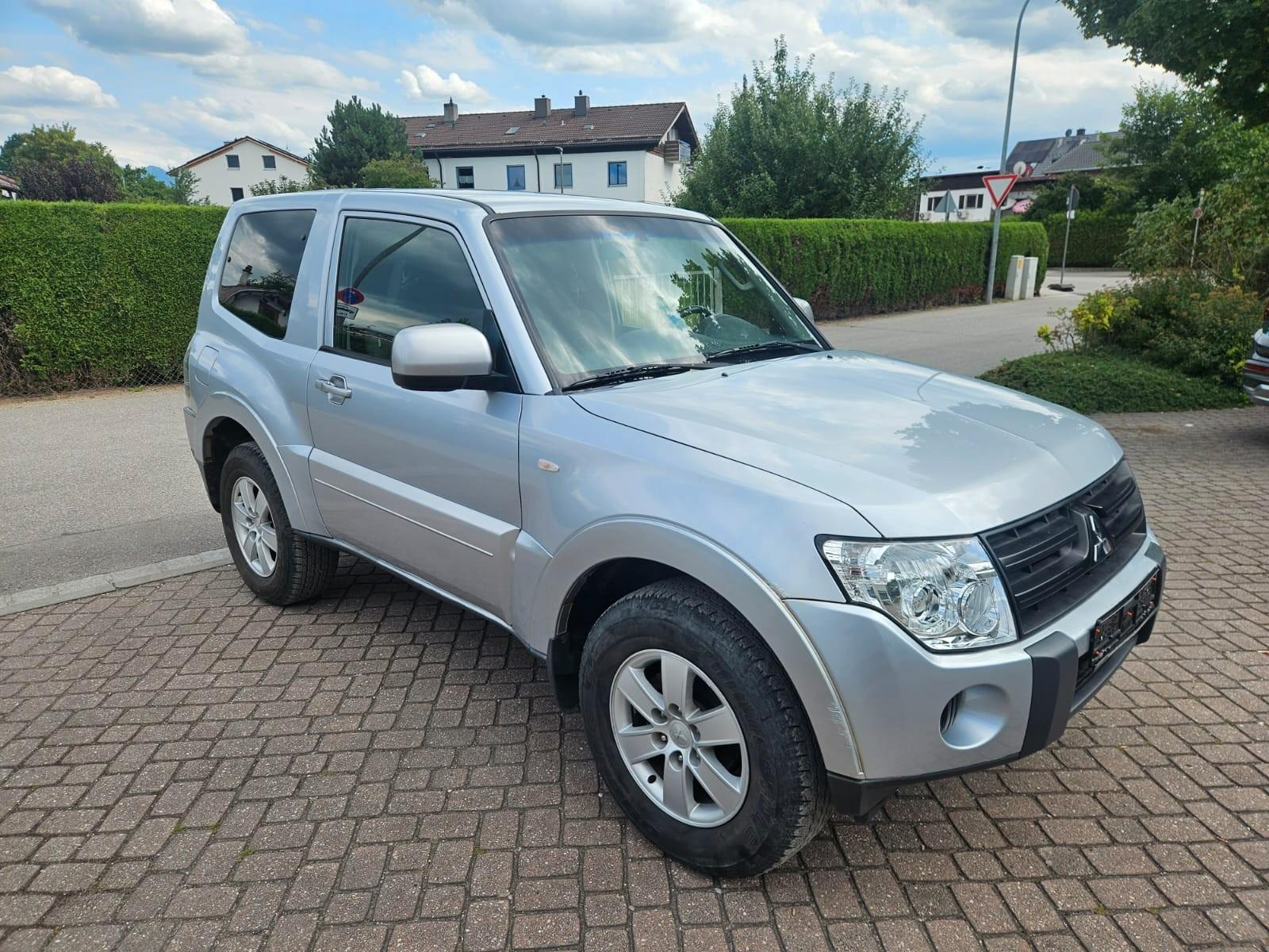 Mitsubishi Pajero 3.2 DI-D Invite | 160 ch | BVM | Attelage | Régulateur | Jantes alliage | Vitres teintées
