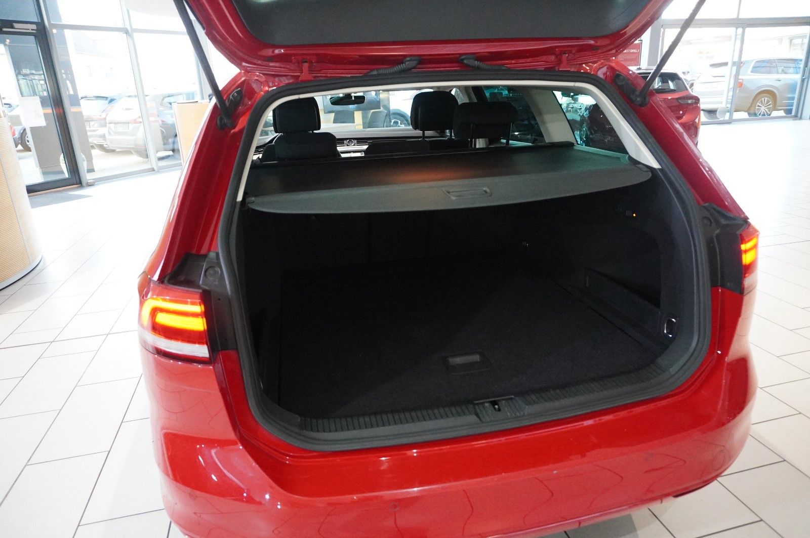 Fahrzeugabbildung Volkswagen Passat Vari. 2.0D COMFORTL. NAVI/LED/SPORT/AHK