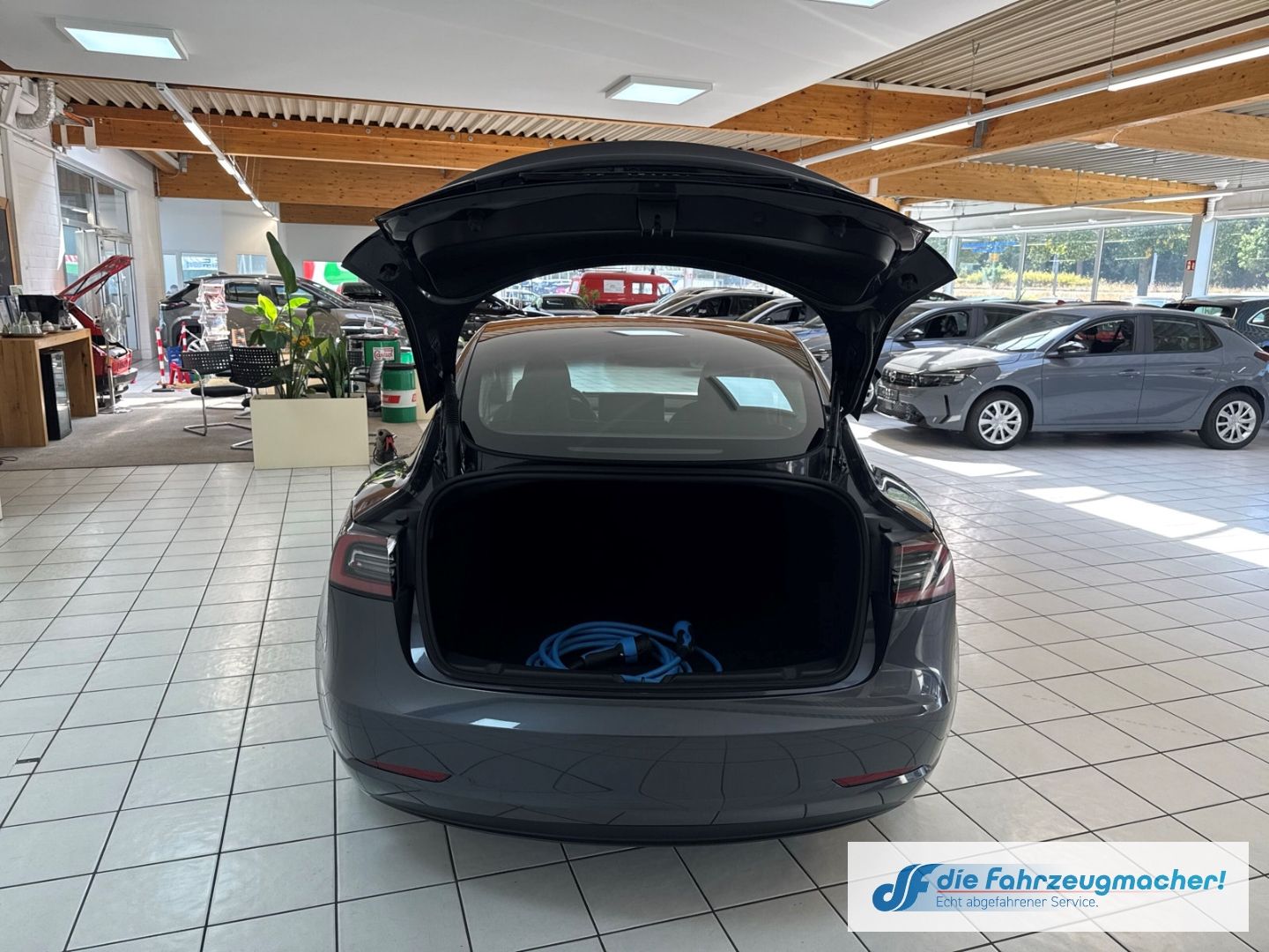 Fahrzeugabbildung Tesla Model 3 RWD Soundsystem ACC El. Heckklappe WLAN