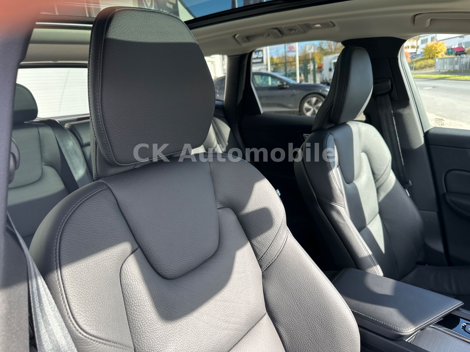 Fahrzeugabbildung Volvo XC60 B4 PlusDark AWD/BLIS/Leder/Pano/LED/360°Kam